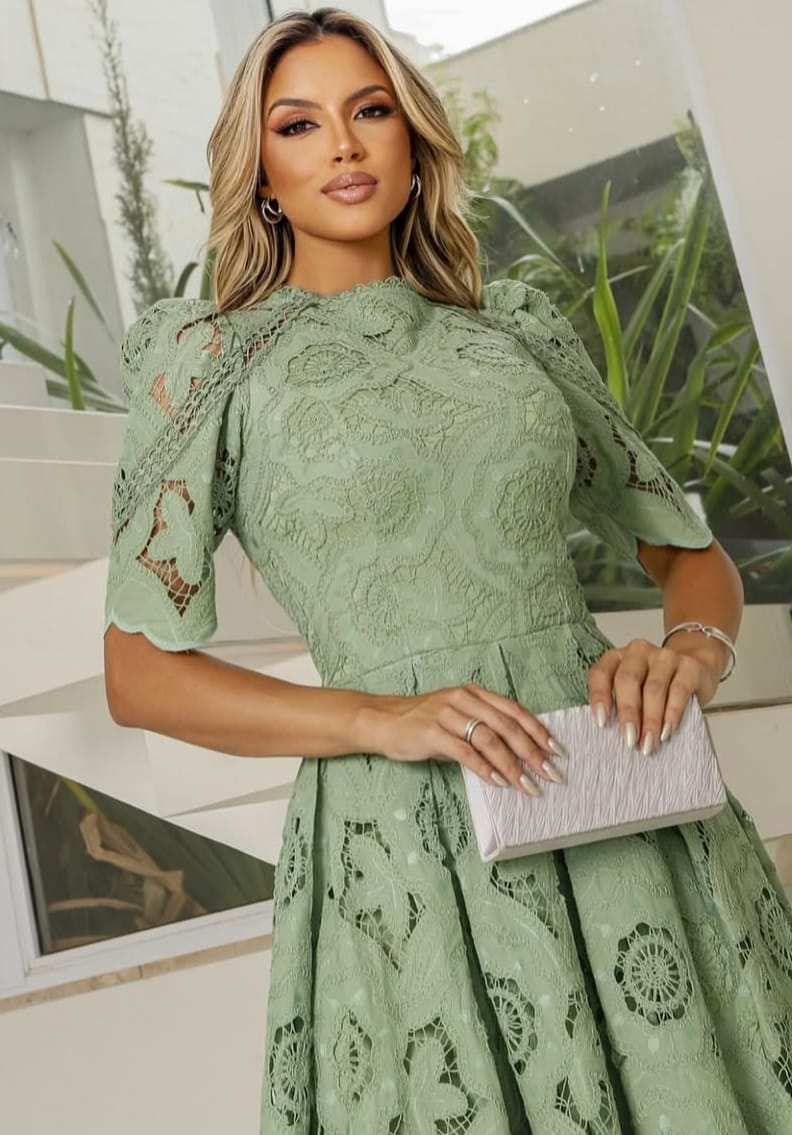 Seu Momento de Brilhar: Garanta Já o Seu Vestido Maxi Midi em Renda Guipir!