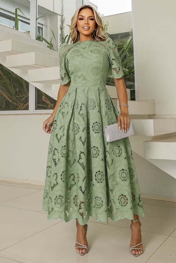 Seu Momento de Brilhar: Garanta Já o Seu Vestido Maxi Midi em Renda Guipir!