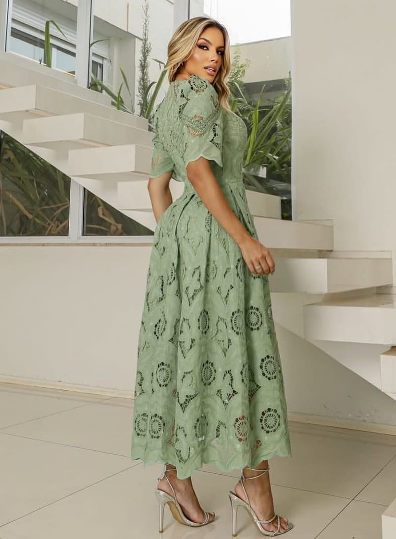 Seu Momento de Brilhar: Garanta Já o Seu Vestido Maxi Midi em Renda Guipir!